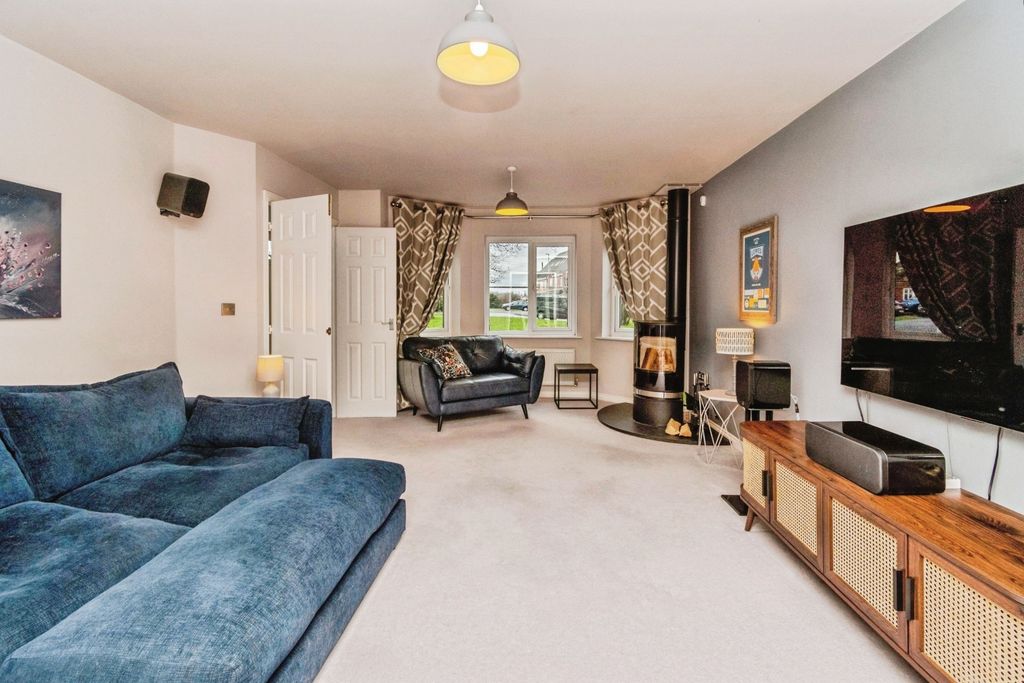 Property photo 2 of 20 Living Room