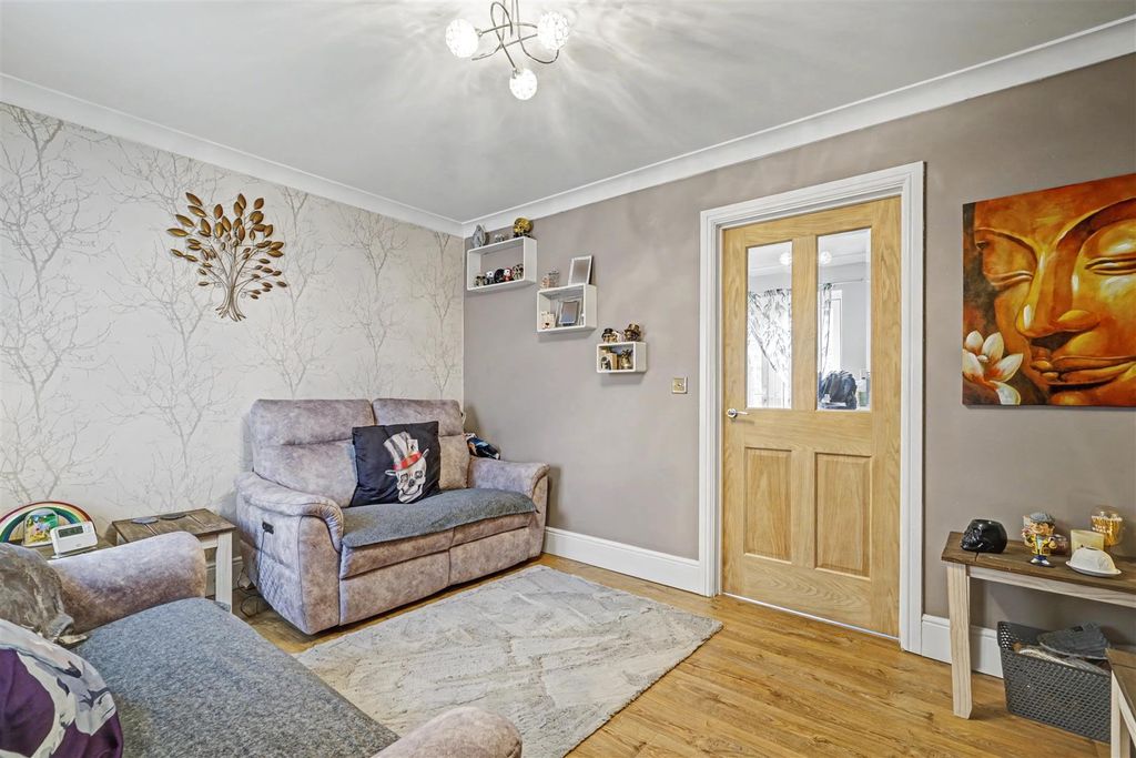 Property photo 3 of 16 Lounge