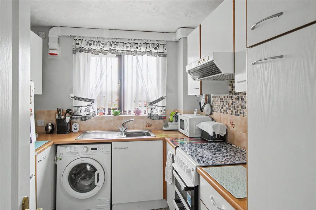 Property photo 2 of 7 Kitchen