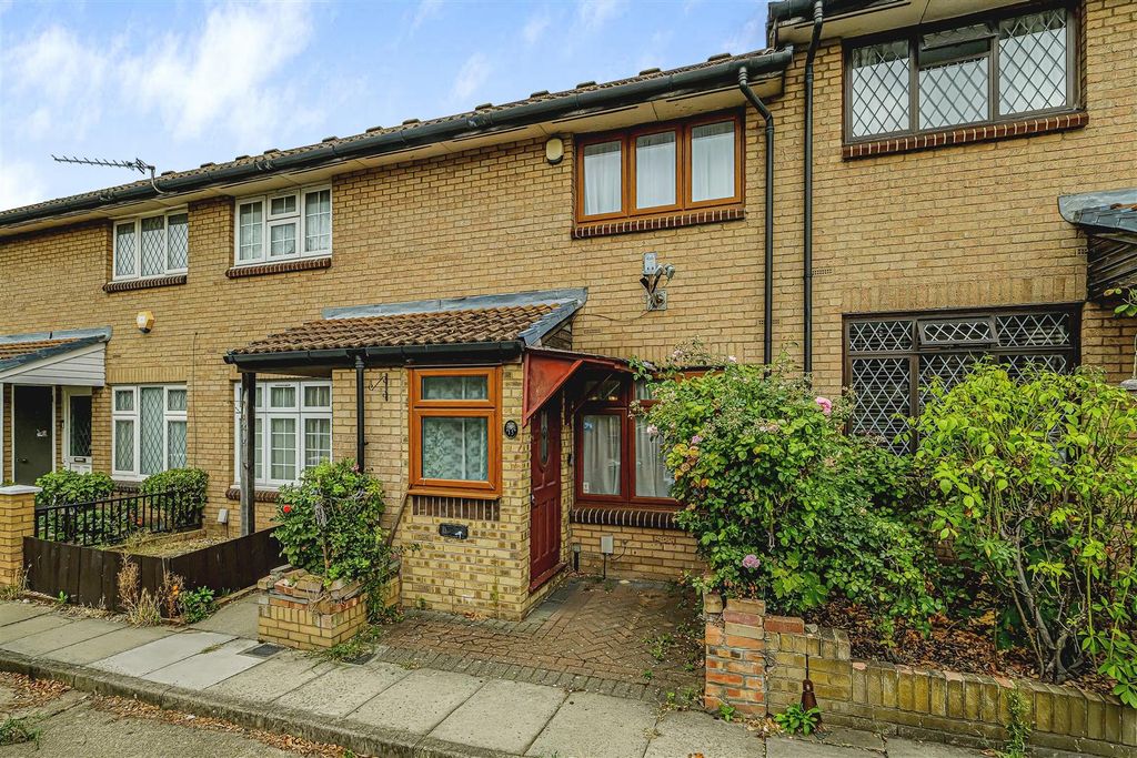 Property photo 2 of 19 15 Meadow Close-19.Jpg