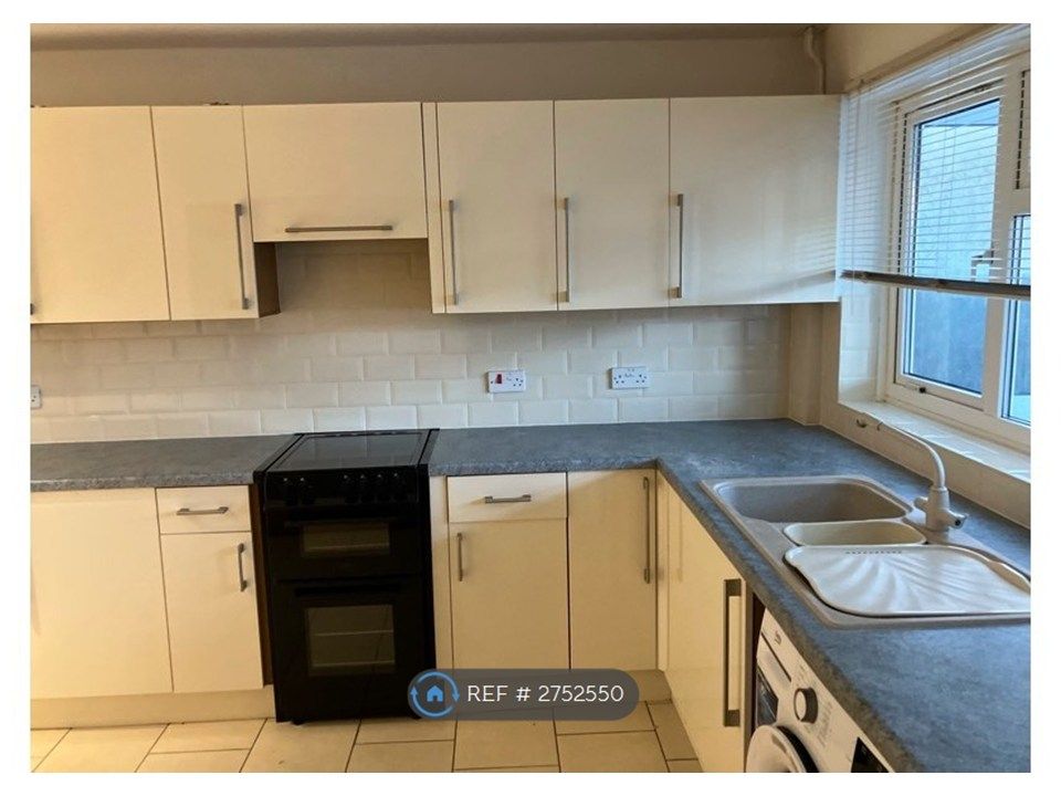 Property photo 3 of 11 Kitchen