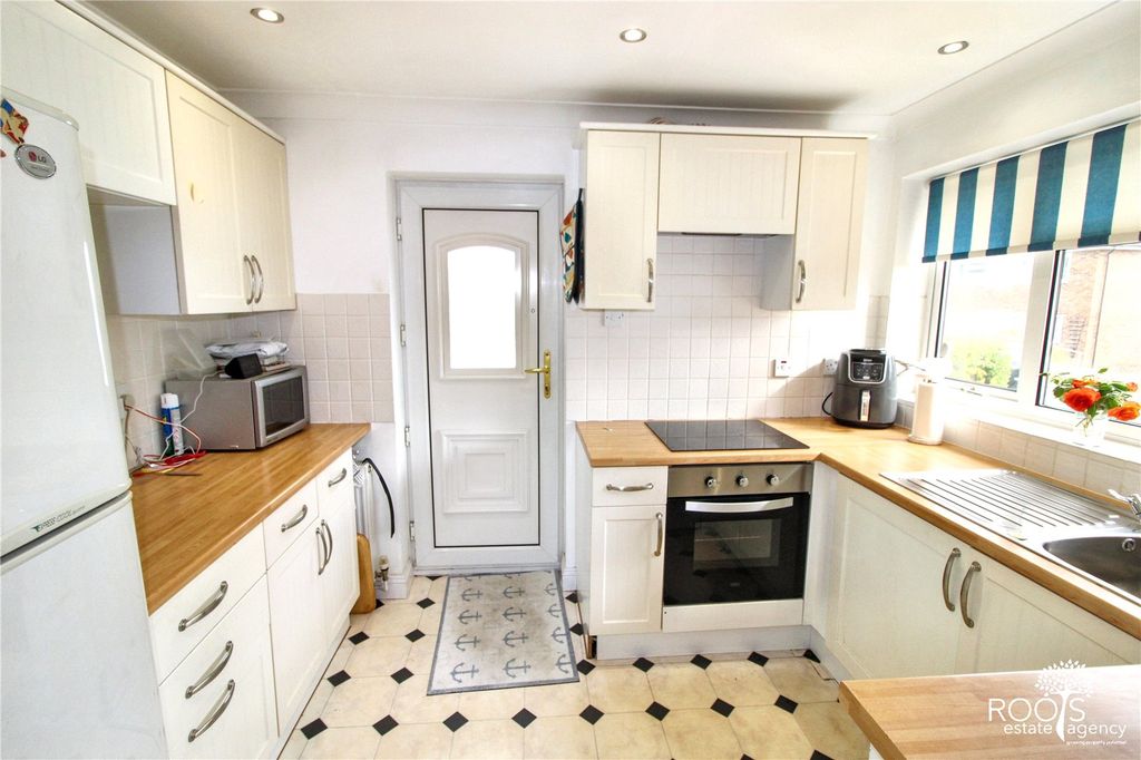 Property photo 3 of 12 Kitchen