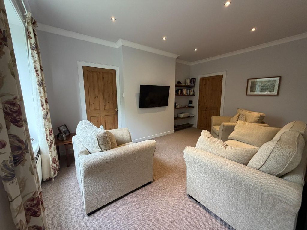 Property photo 3 of 12 Lounge
