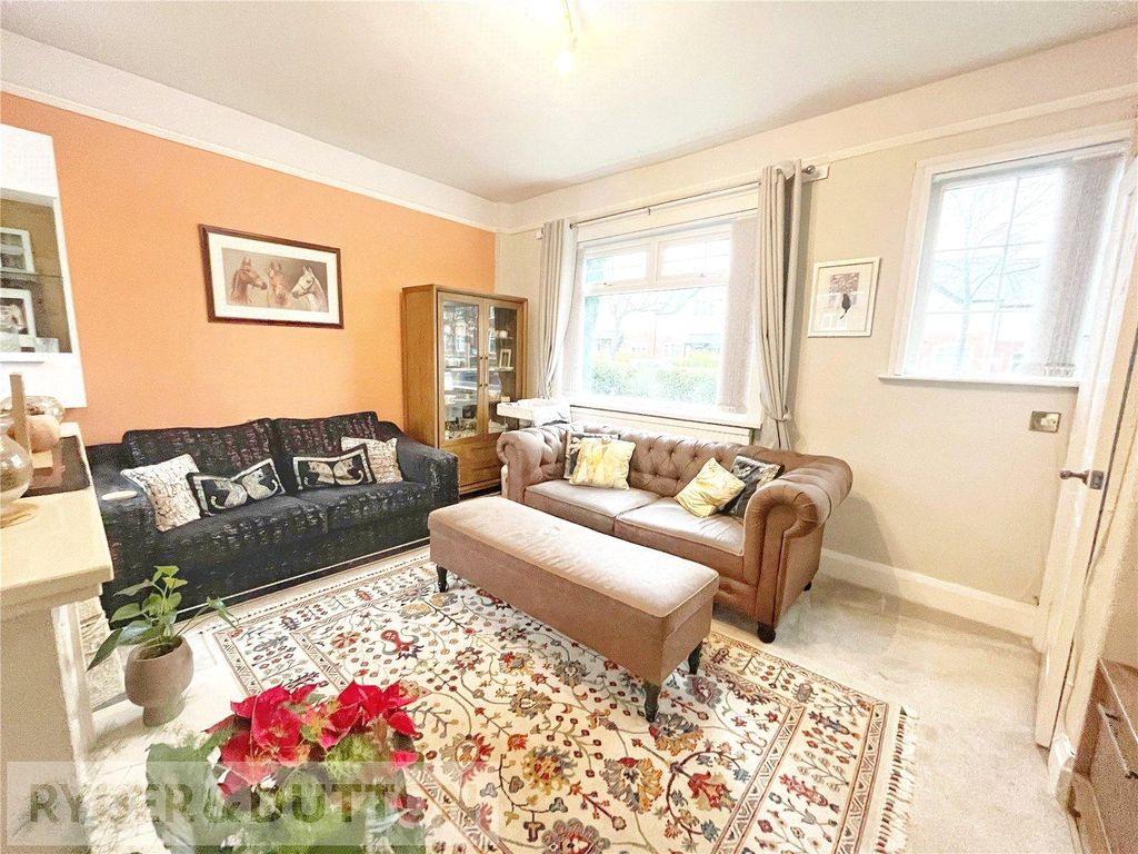 Property photo 3 of 15 Lounge