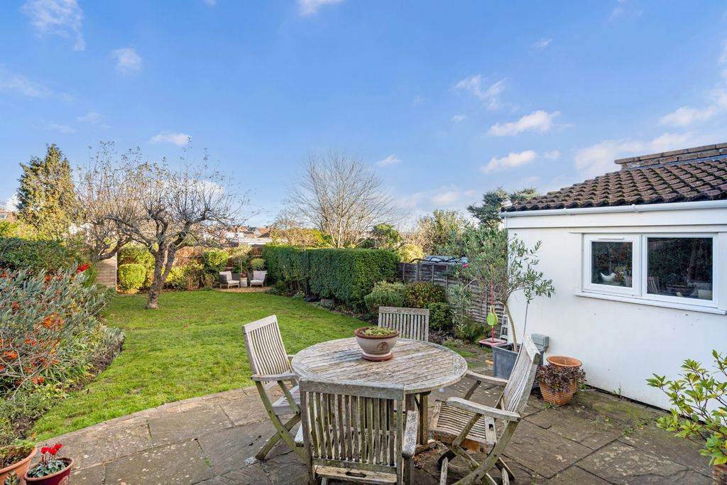 Property photo 3 of 18 Garden