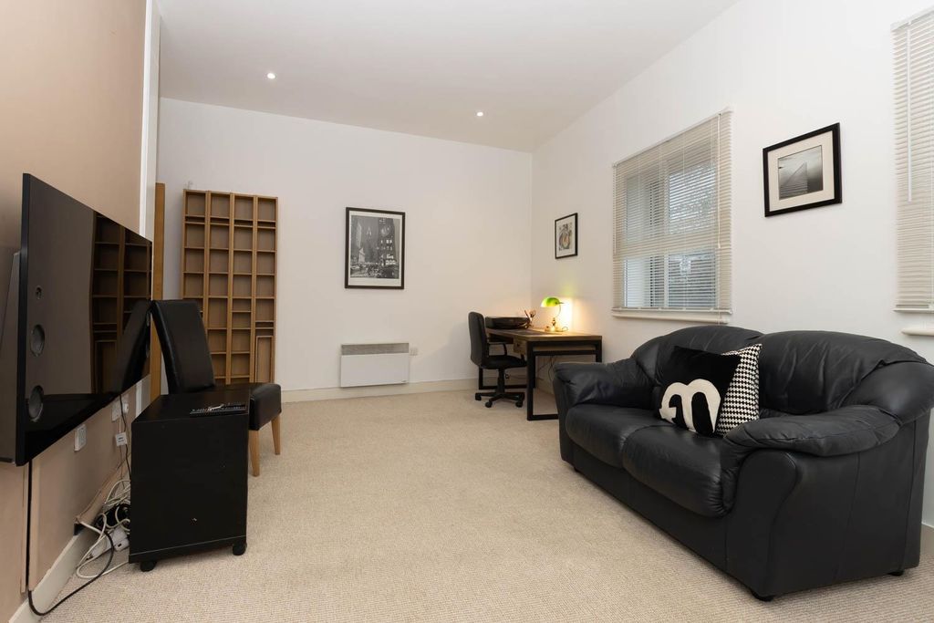 Property photo 1 of 11 Livng Room