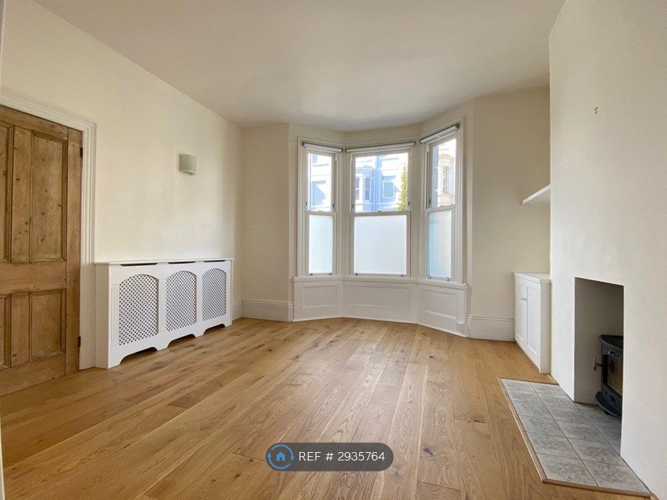 Property photo 2 of 31 Living Room