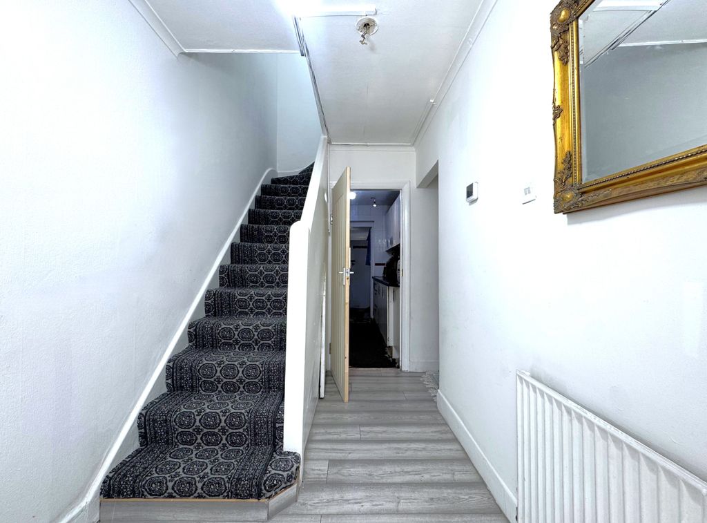 Property photo 3 of 8 Gallery