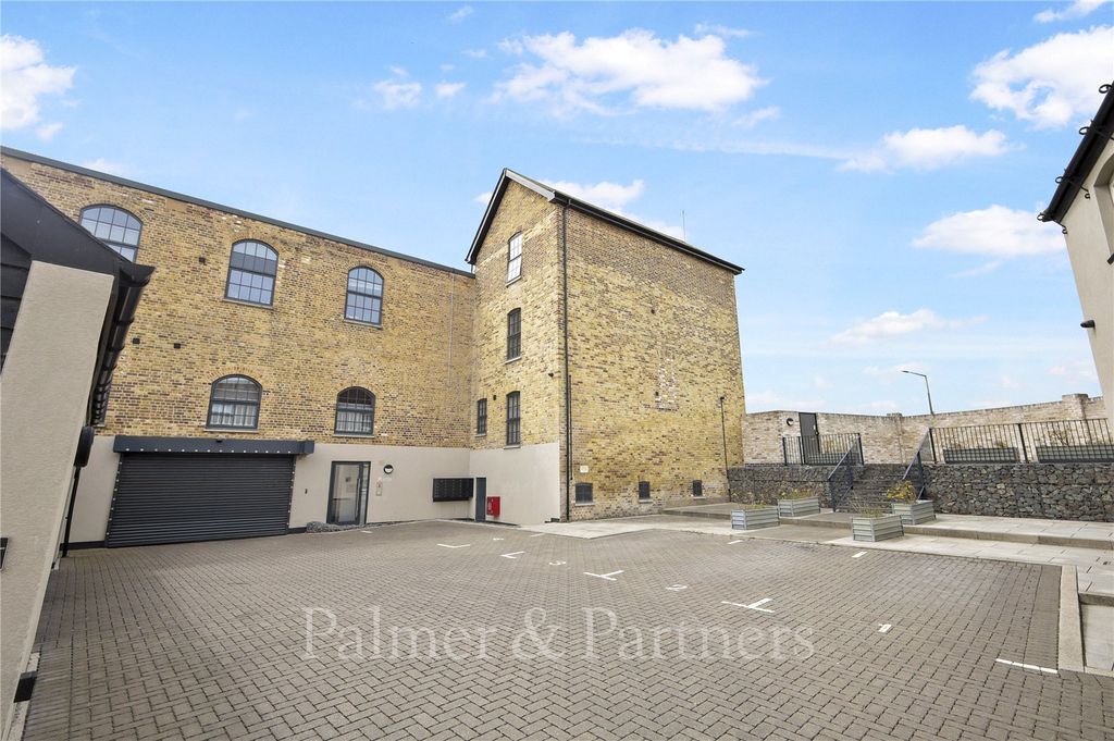 Property photo 1 of 11 External