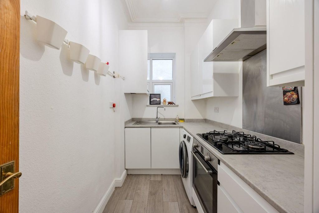 Property photo 3 of 19 Kitchen