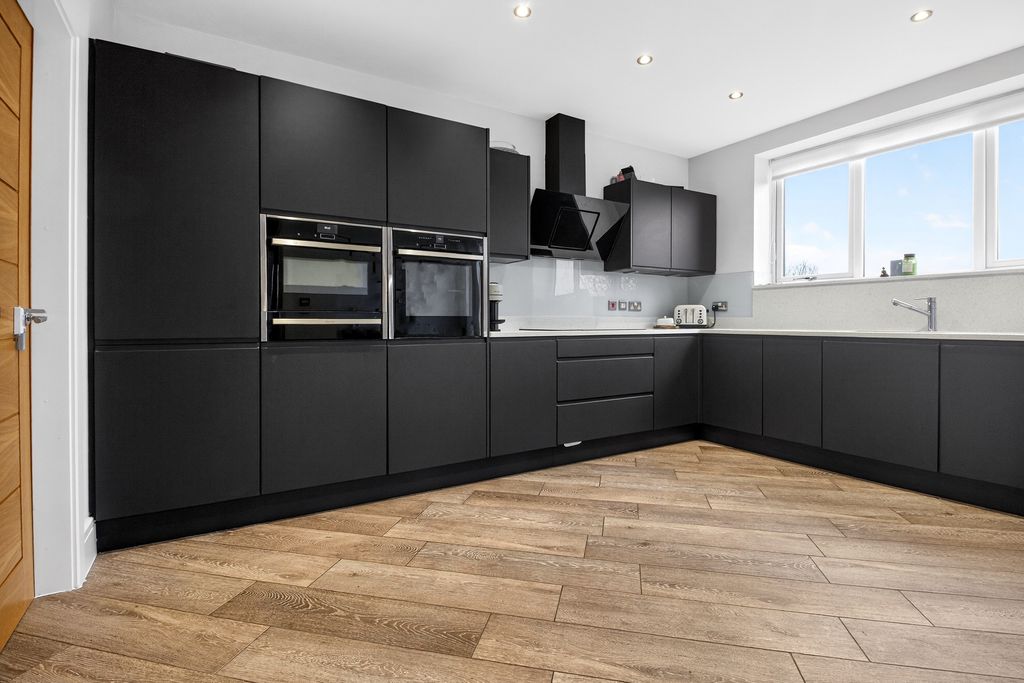 Property photo 2 of 19 Kitchen