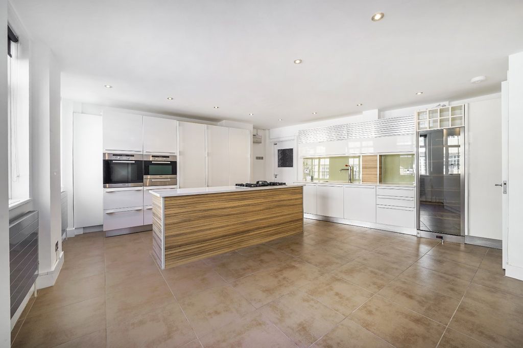 Property photo 2 of 21