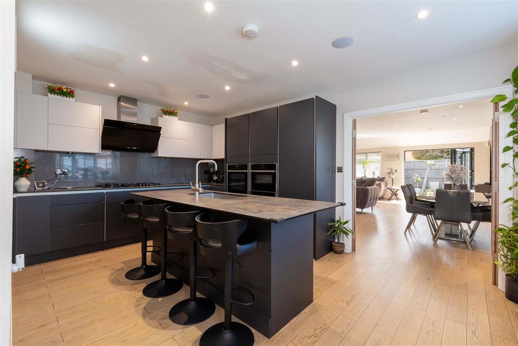 Property photo 2 of 20 586 Bath Road-8.Jpg
