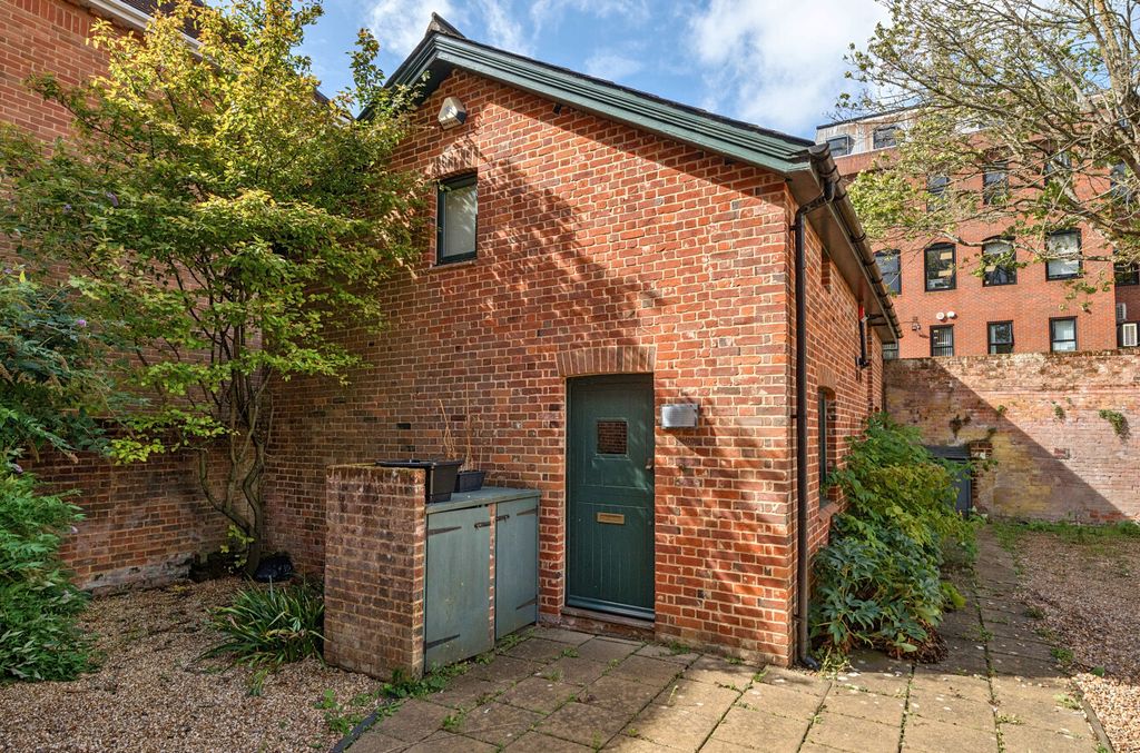 Property photo 1 of 8 1356070-5-68c7Fca...