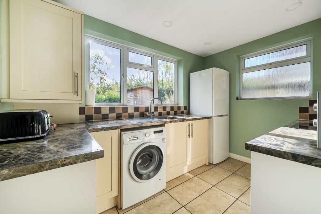 Property photo 3 of 11 Kitchen