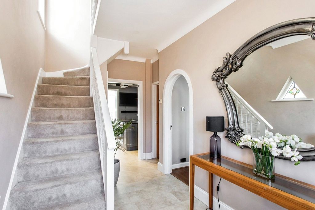 Property photo 3 of 20 Entrance Hall