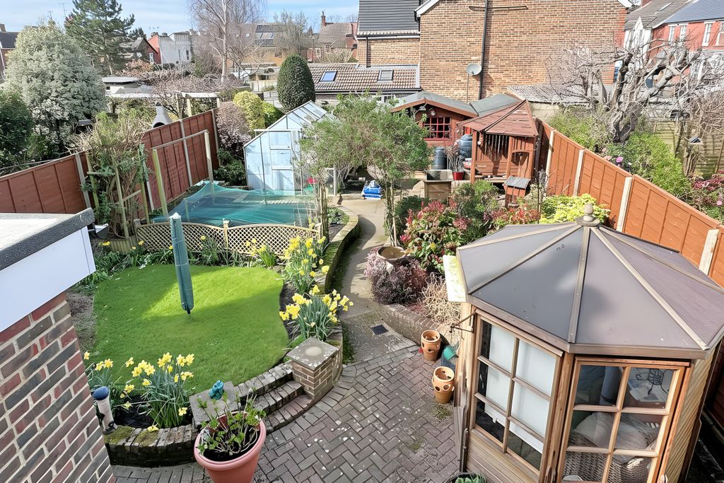 Property photo 2 of 16 Garden