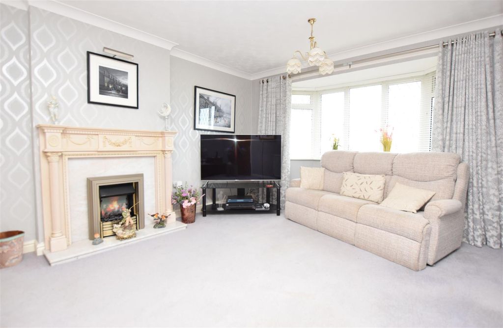 Property photo 2 of 22 Lounge.Jpg