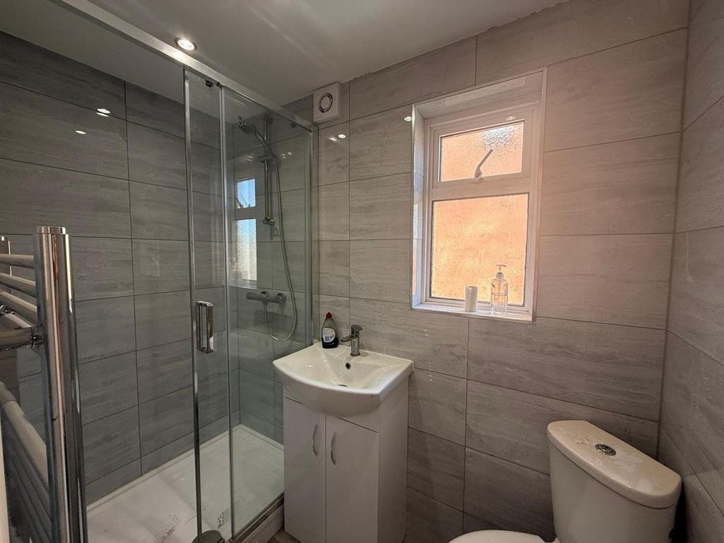 Property photo 2 of 4 Bathroom Prem.Jpeg