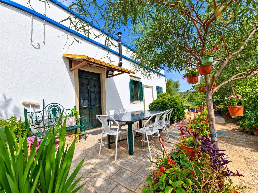 Property photo 1 of 10 Traditional 3-Bedroom Algarve Villa With Fenced Plot And Renovation Potential