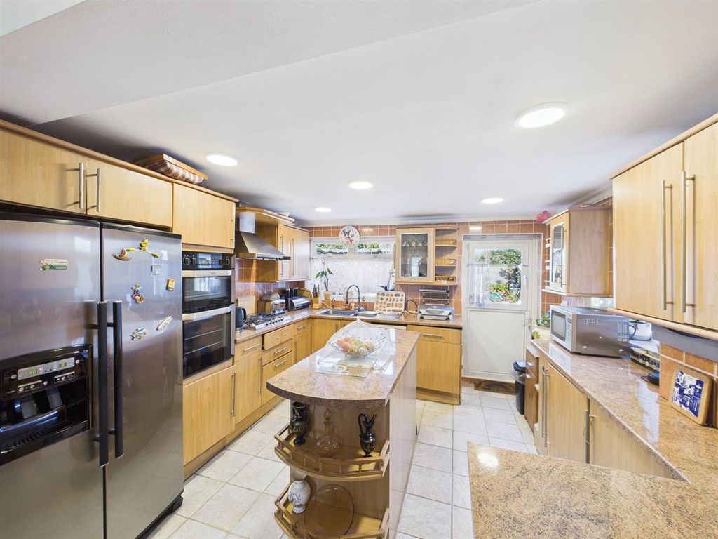 Property photo 3 of 12 Cam05080G0-Pr0306-Still023.Jpg