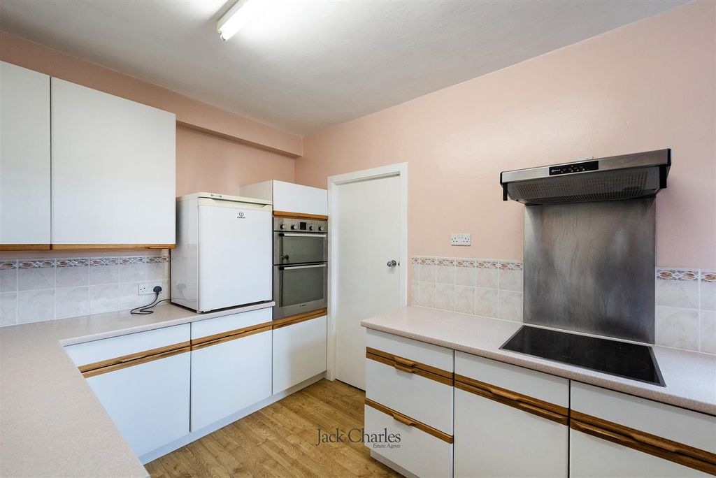 Property photo 3 of 16 Flat 49, Chancellor House, Tn4 8BT 014.Jpg