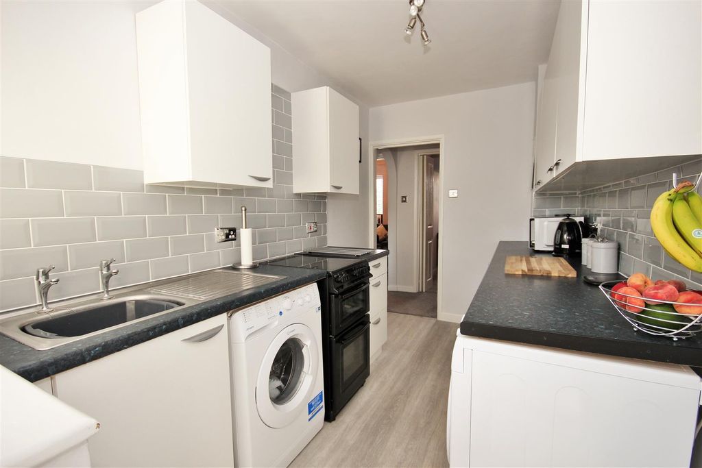 Property photo 2 of 8 Kitchen