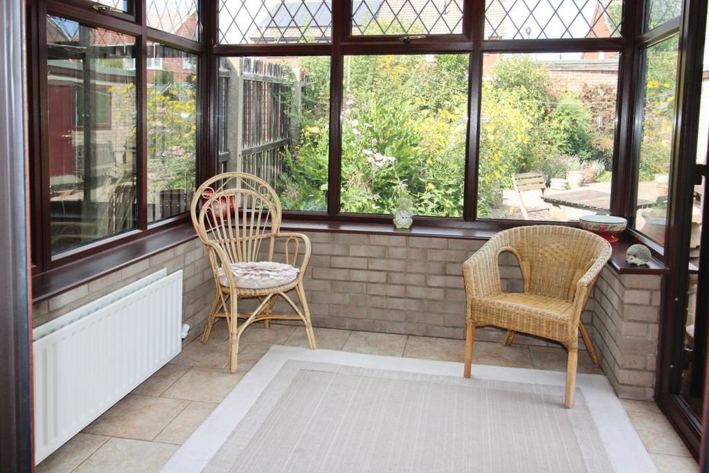 Property photo 3 of 20 Conservatory.Jpg