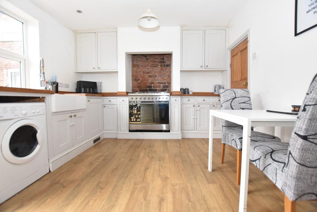 Property photo 1 of 10 Kitchen 02.Jpg