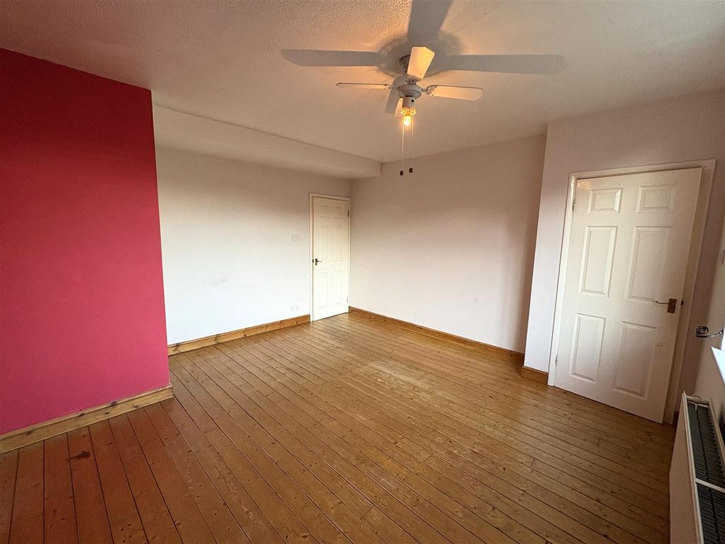 Property photo 3 of 13 Lounge