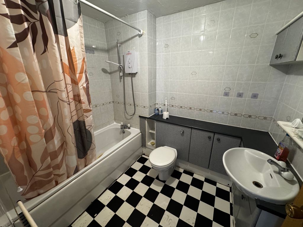 Property photo 2 of 9 Bathroom