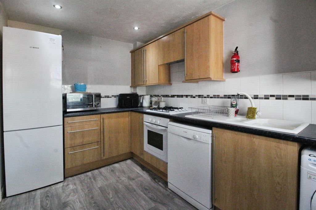 Property photo 3 of 17 Kitchen