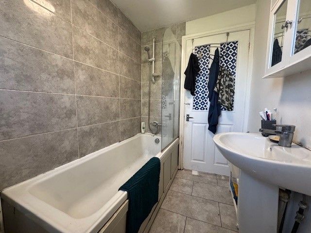 Property photo 2 of 10 Bathroom