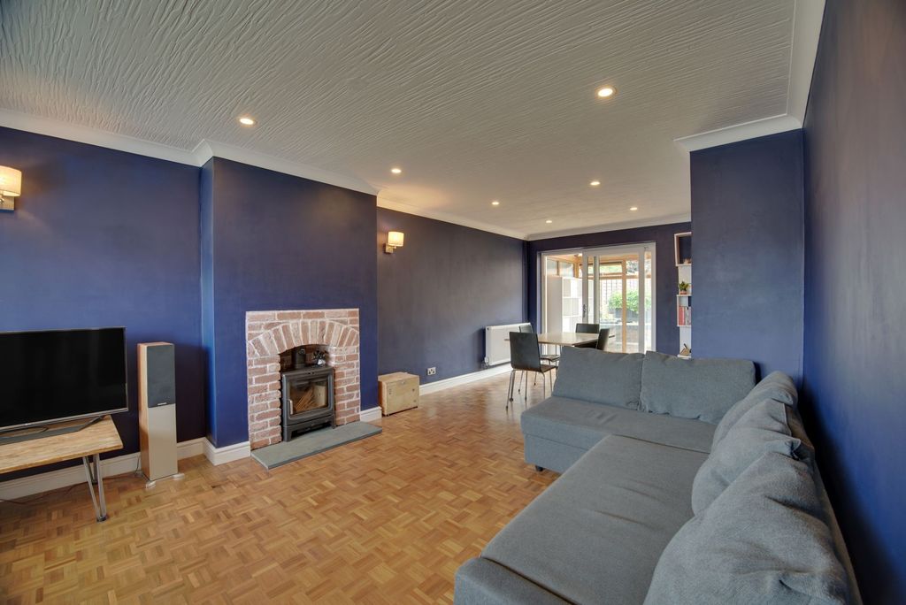 Property photo 2 of 27