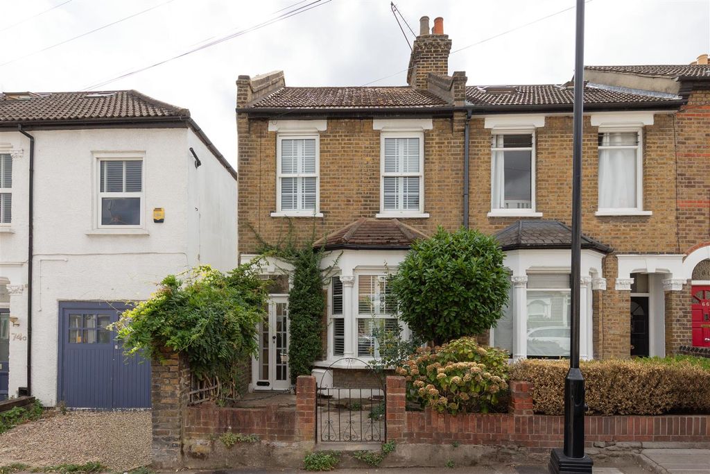 Property photo 1 of 26 Barclay Road, E17