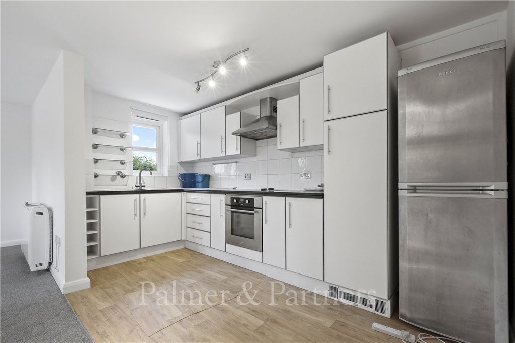 Property photo 3 of 9 Kitchen