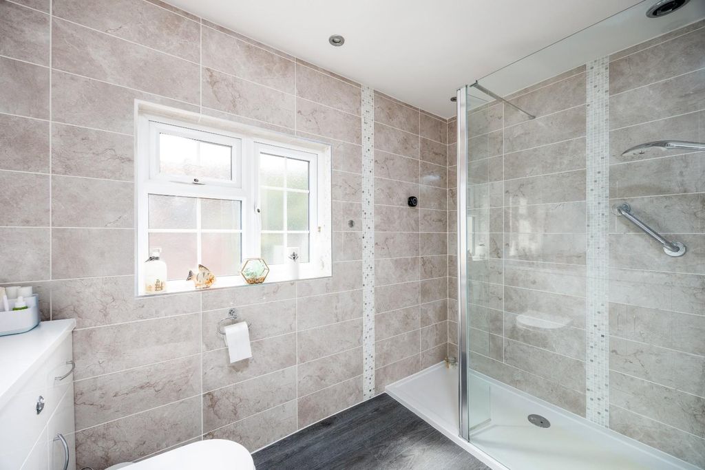 Property photo 3 of 16 Bathroom