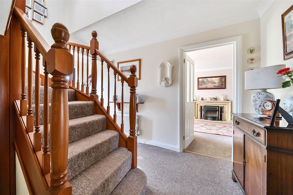 Property photo 3 of 18 Hall