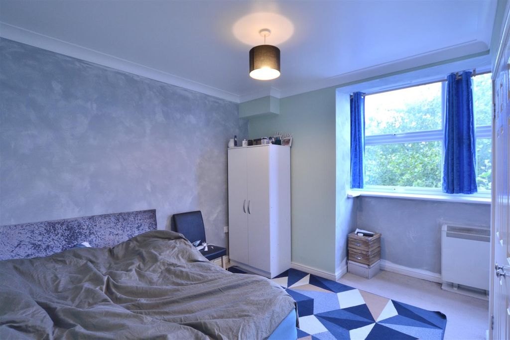 Property photo 3 of 8 Bed1.Jpg