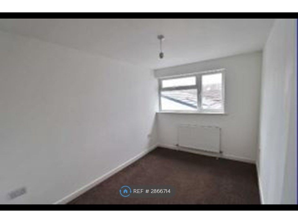 Property photo 2 of 8 Smaller Bedroom / Office