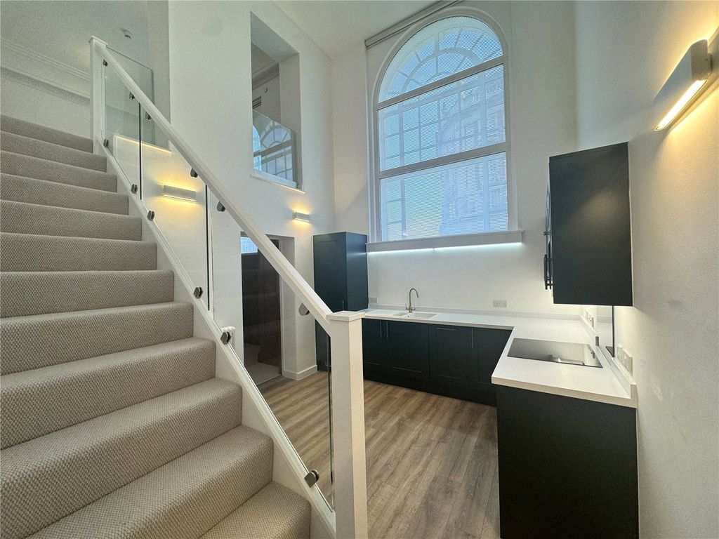 Property photo 1 of 9 Flat 001