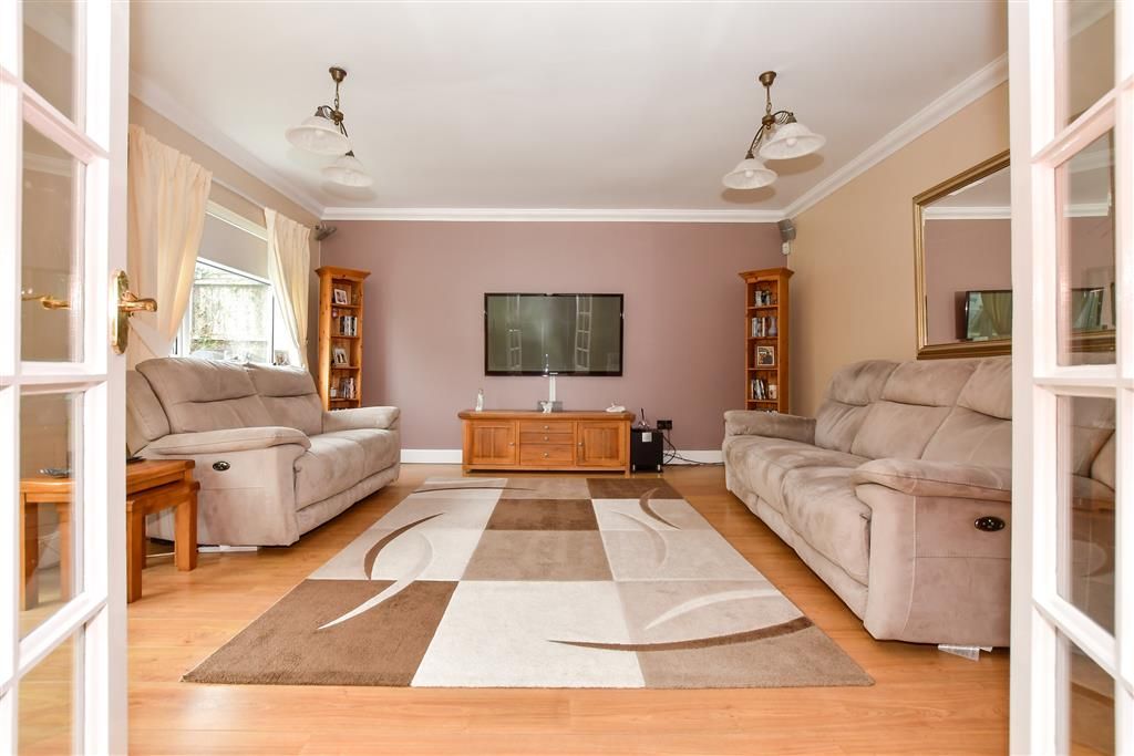 Property photo 3 of 21 Lounge Feature