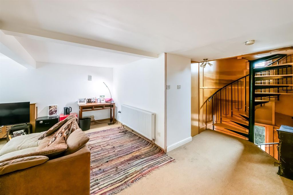 Property photo 3 of 31 Sitting Room