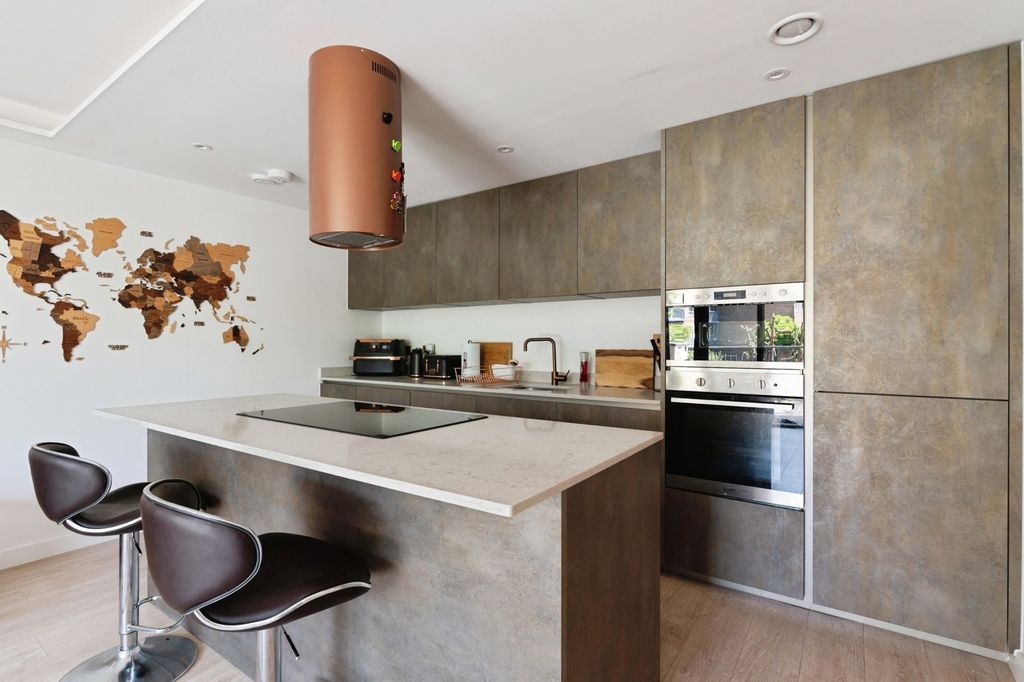 Property photo 3 of 17 Photo