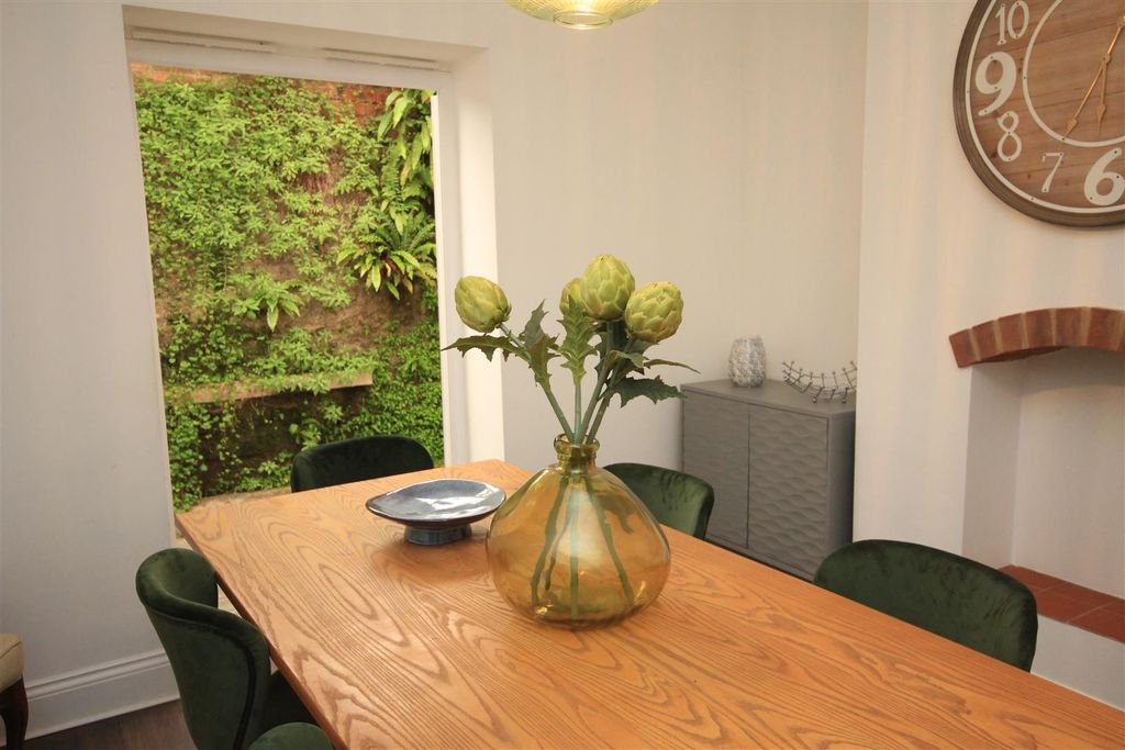 Property photo 3 of 21 Dining  Bed 4.Jpg