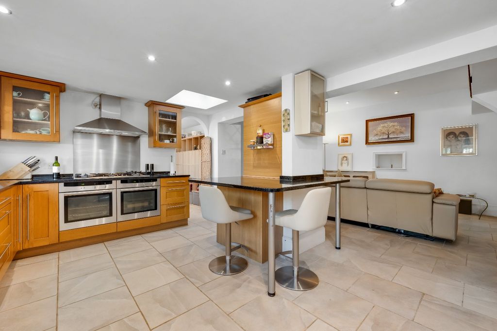 Property photo 3 of 13 Kitchen/Breakfast