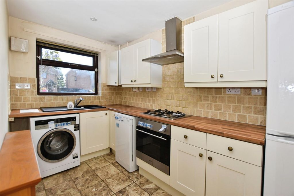 Property photo 3 of 7 Kitchen
