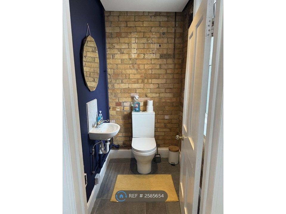 Property photo 3 of 18 Toilet 1