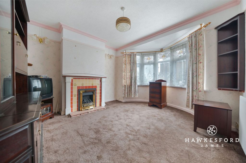 Property photo 2 of 16 West Lane, Sittingbourne - Lounge