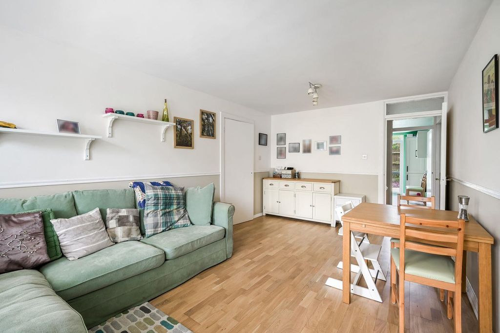 Property photo 3 of 16 Lounge